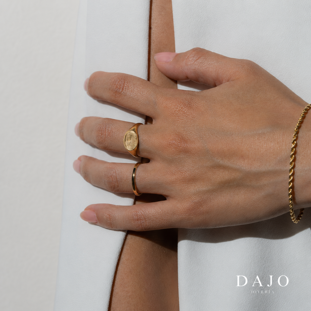 Anillo Huella Circular de oro solido puesto en la mano - DAJO Joyeria