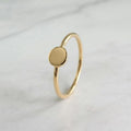 Anillo Redondo Pequeño con Inicial de oro sólido 10k de DAJO, cara redonda de 5 mm sobre mármol blanco [Oro10k Oro14k sin grabado]
