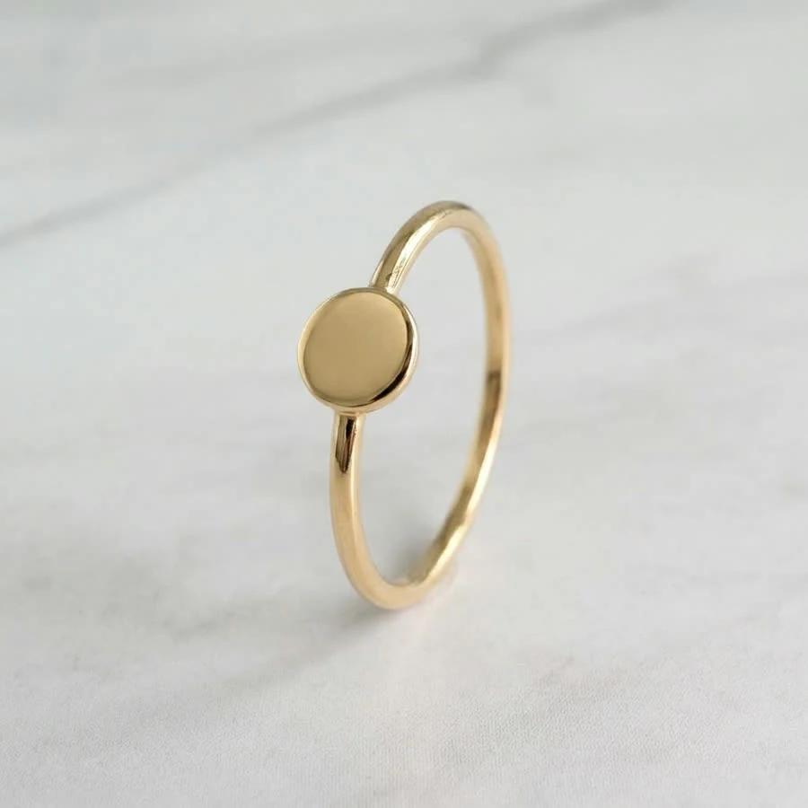 Anillo Redondo Pequeño con Inicial de oro sólido 10k de DAJO, cara redonda de 5 mm sobre mármol blanco [Oro10k Oro14k sin grabado]