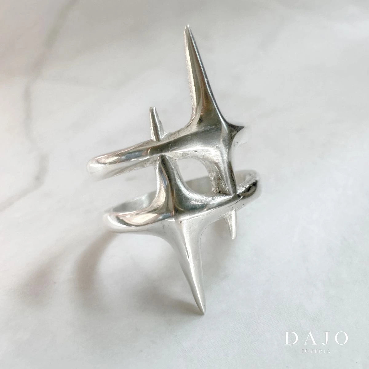 Anillo diseñado para Marek. Inspirado en las estrellas. Ilumina tu estilo, refleja tu espiritú soñador y resiliente.

Este anillo presenta dos estrellas entrelazadas, en algunas culturas las estrellas simbolizan guía y protección.