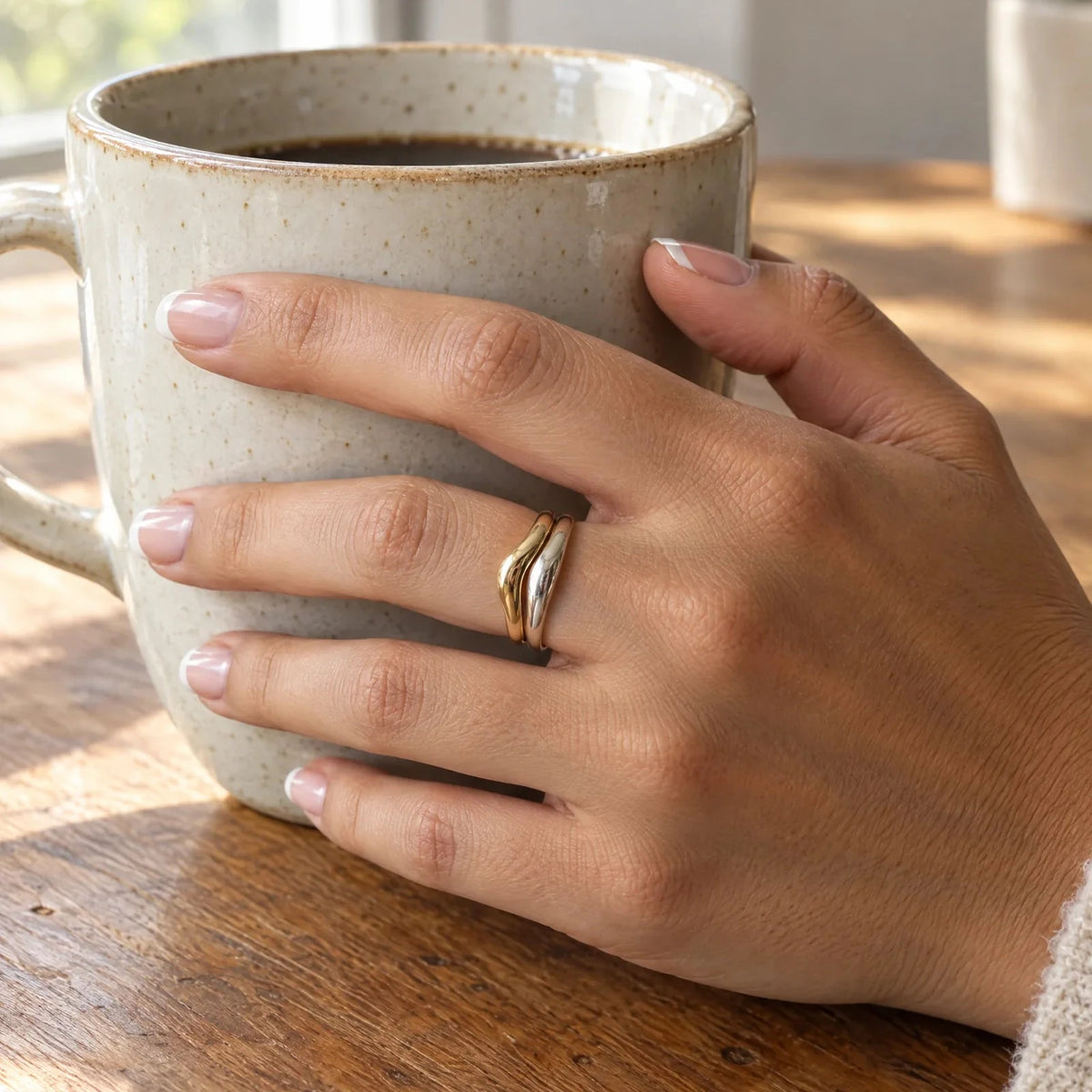 Anillos Complemento mixtos de DAJO, oro 10k y plata .925, puestos en la mano