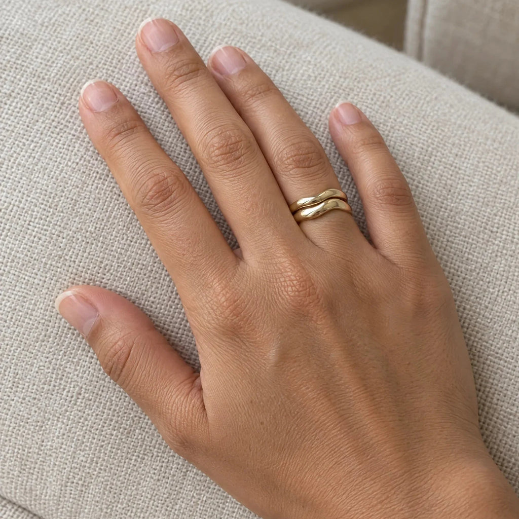 Anillos Complemento de oro sólido 10k de DAJO puestos en la mano