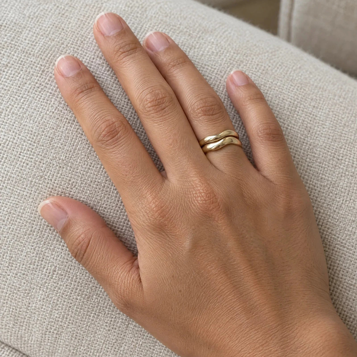 Anillos Complemento de oro sólido 10k de DAJO puestos en la mano