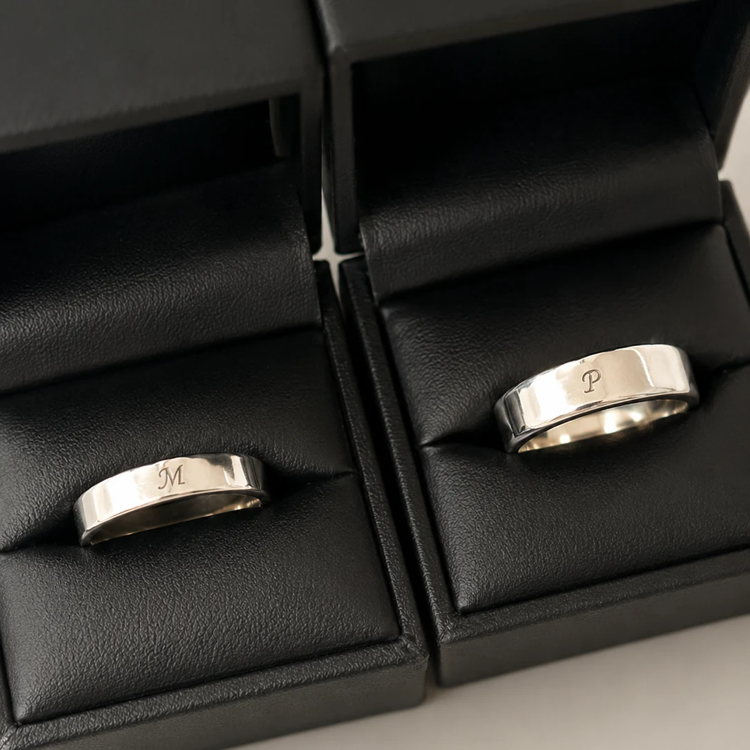 Dos anillos argolla de 4 mm en plata .925 con iniciales grabadas, en sus estuches DAJO [Plata láser]