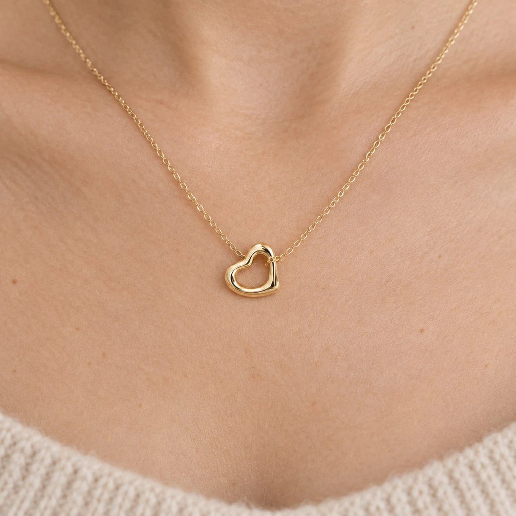 Dije Corazón Irregular de oro sólido de DAJO puesto, 11 mm de ancho, con su cadena