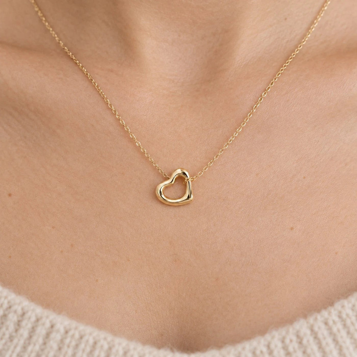 Dije Corazón Irregular de oro sólido de DAJO puesto, 11 mm de ancho, con su cadena