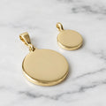 Dije Circular de oro sólido de DAJO en sus dos tamaños, 1 cm y 1.6 cm, sobre mármol [Oro10k Oro14k sin grabado]