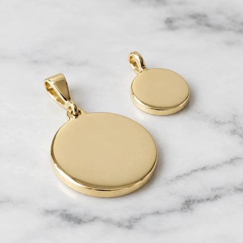 Dije Circular de oro sólido de DAJO en sus dos tamaños, 1 cm y 1.6 cm, sobre mármol [Oro10k Oro14k sin grabado]