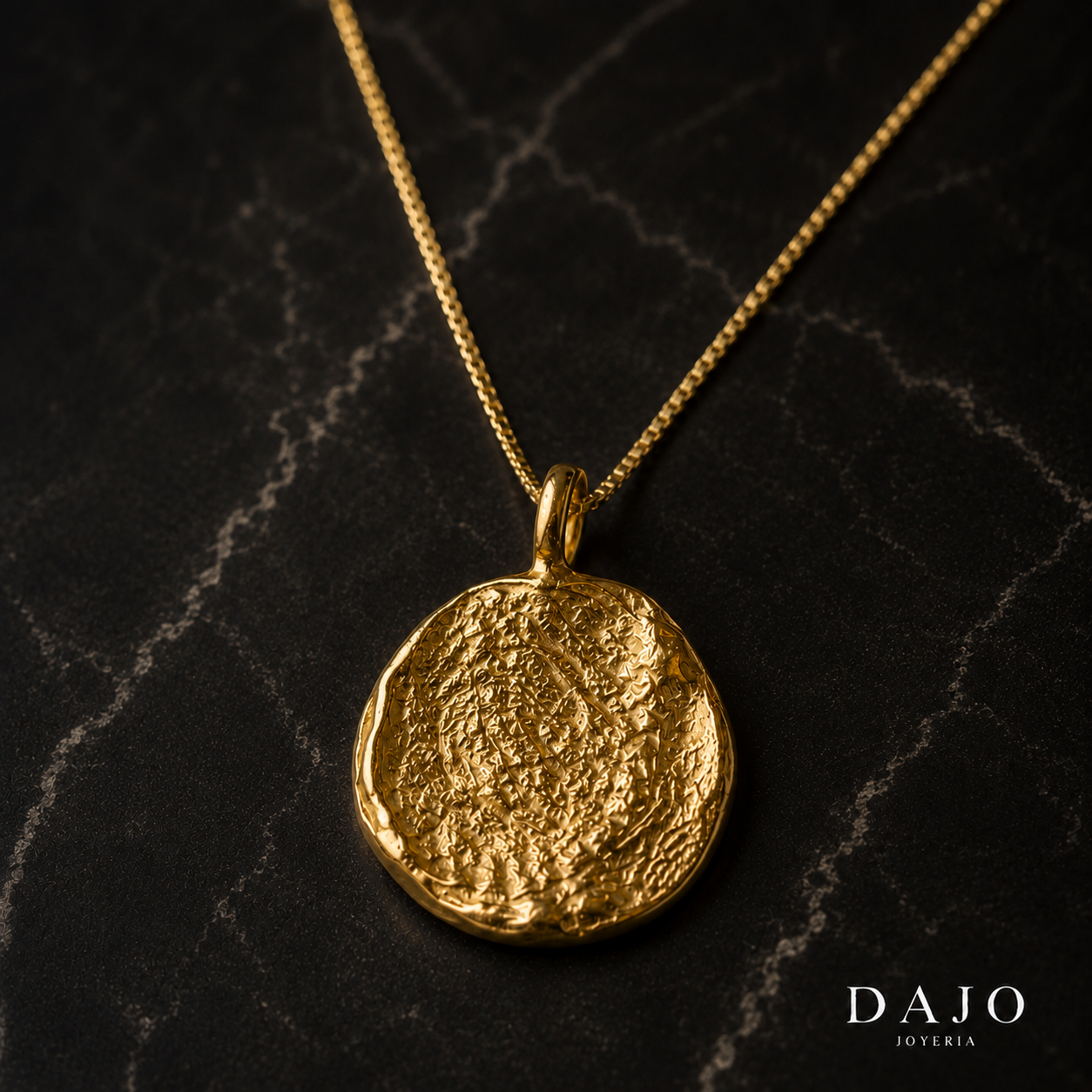 Dije Huella con cadena en oro solido sobre marmol negro - DAJO Joyeria