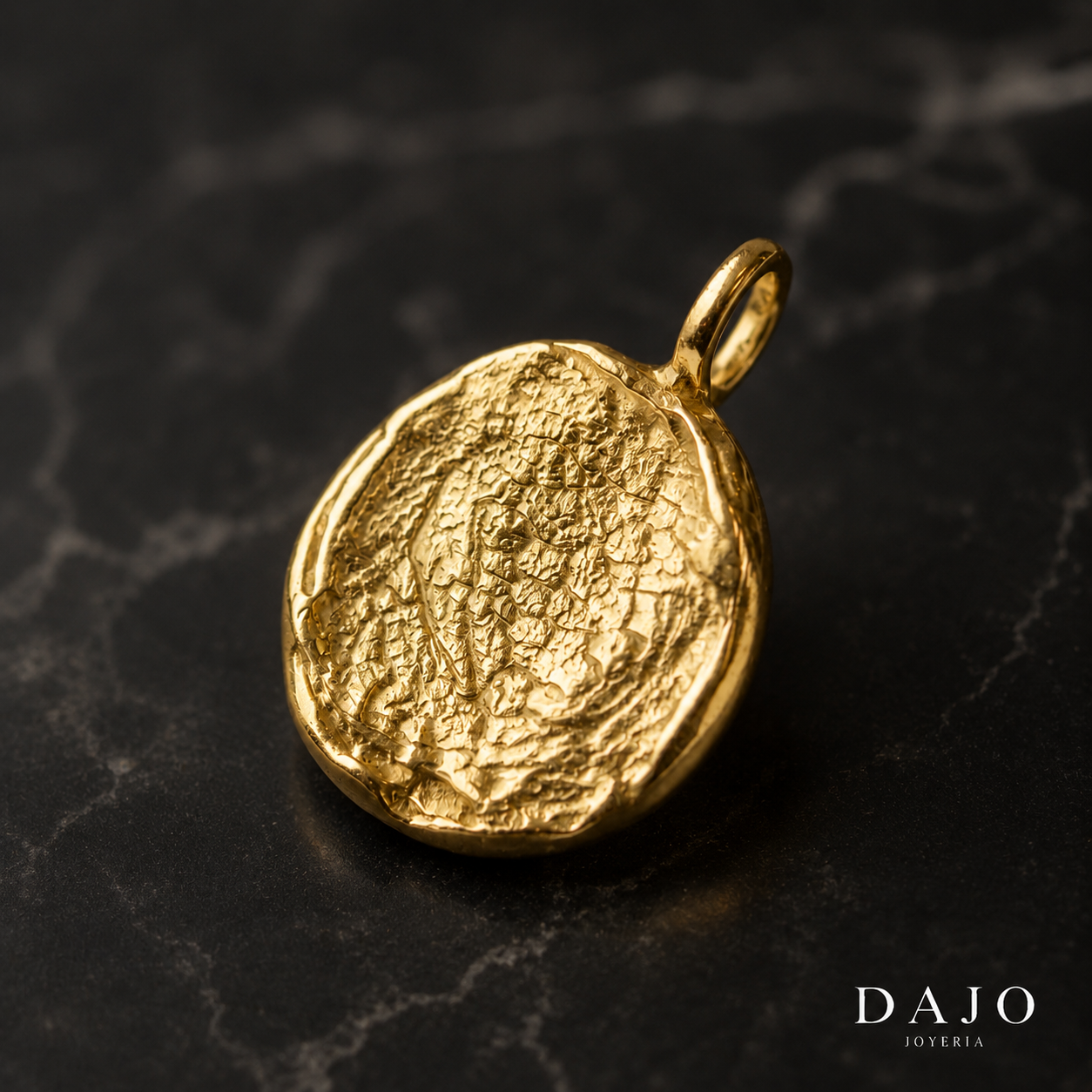 Dije Huella en oro solido sobre marmol negro - DAJO Joyeria