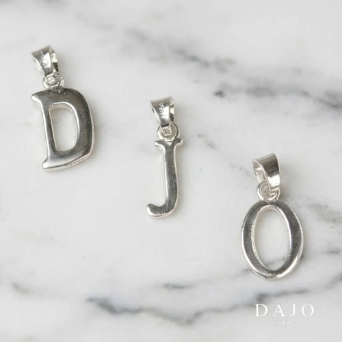 Dije Inicial plata .925, pieza hecha a mano en México | DAJO