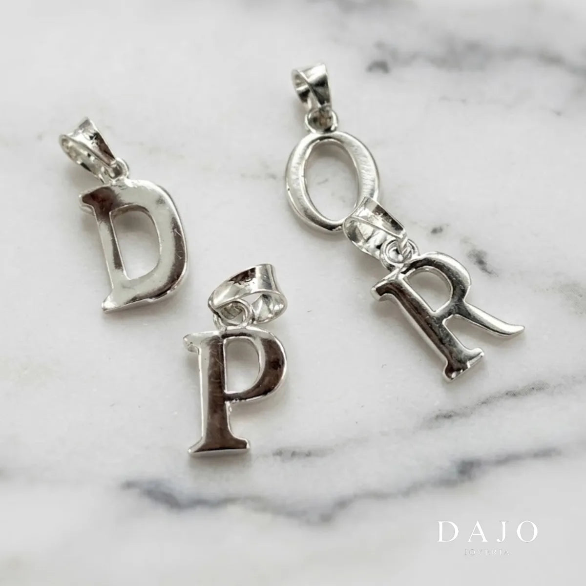 Dije Inicial plata .925, pieza hecha a mano en México | DAJO