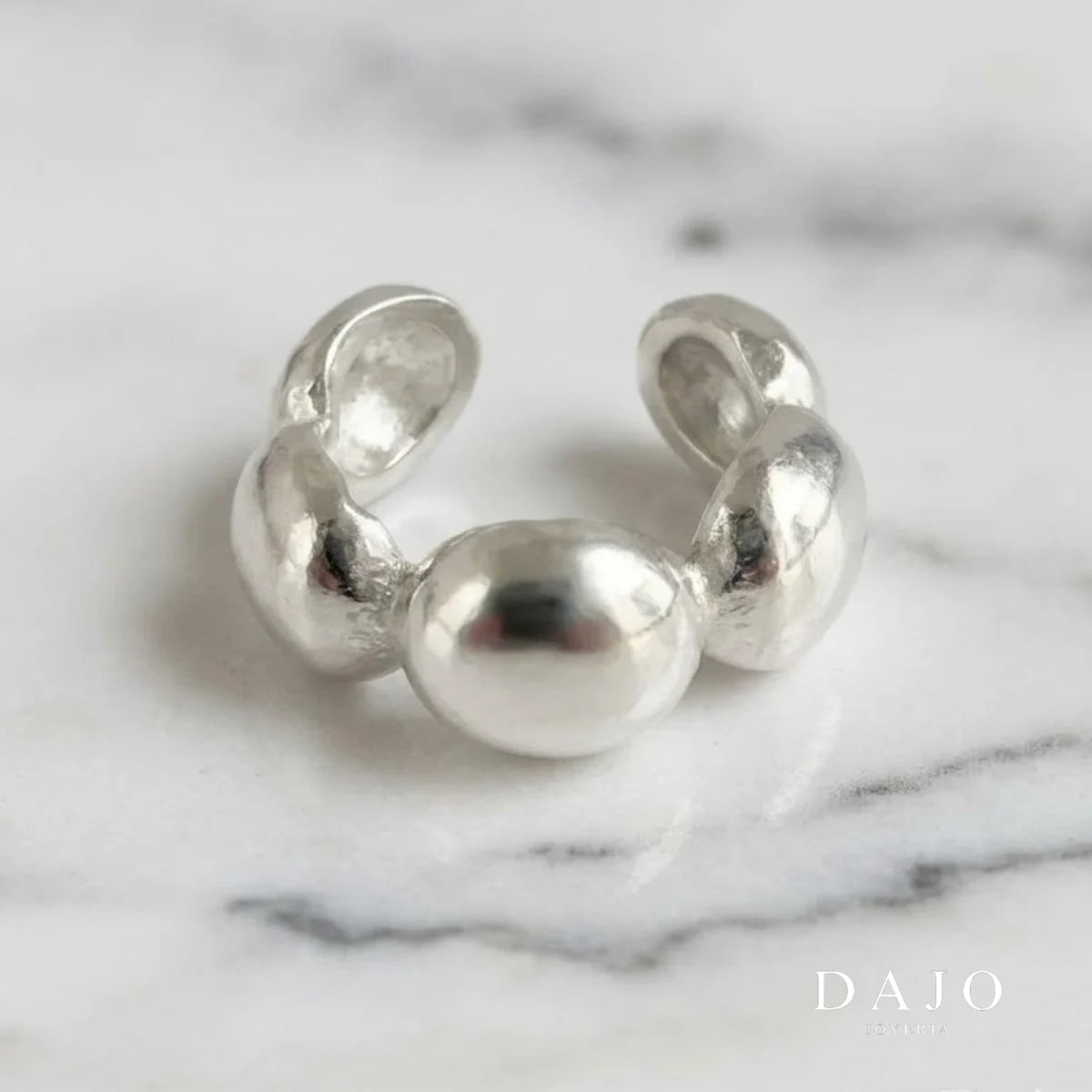 Earcuff Bolas plata .925, pieza hecha a mano en México | DAJO