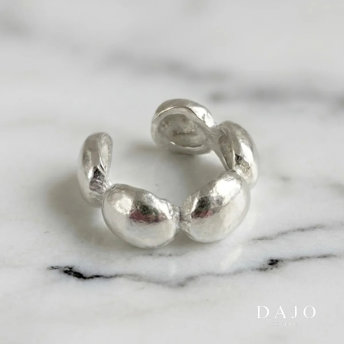 Earcuff Bolas plata .925, pieza hecha a mano en México | DAJO