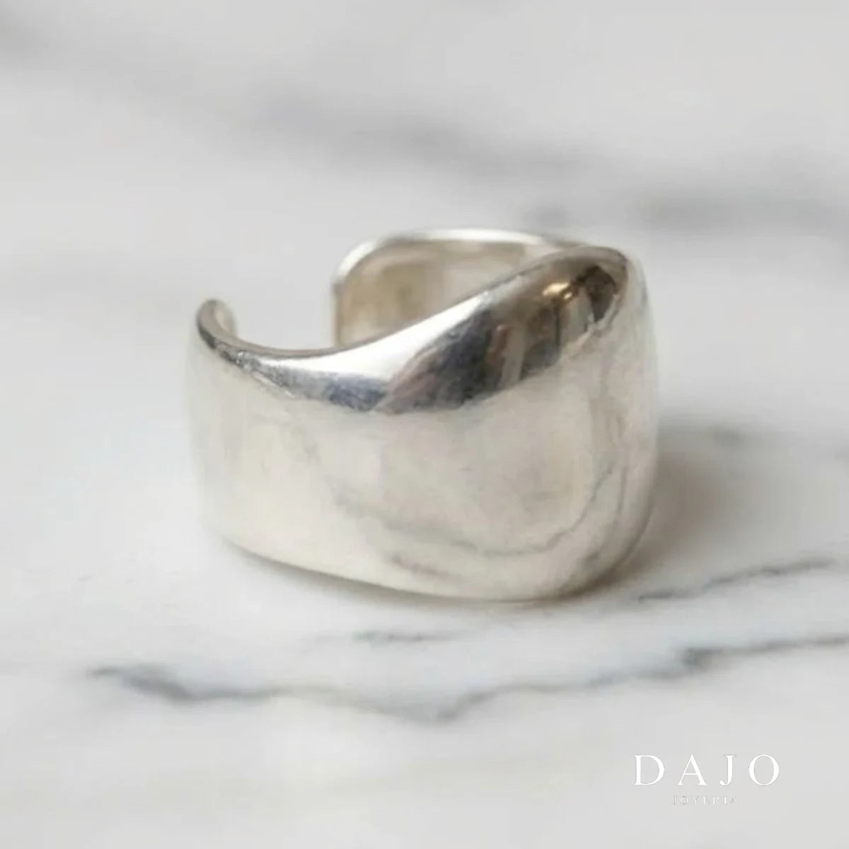 Earcuff Irregular plata .925, pieza hecha a mano en México | DAJO