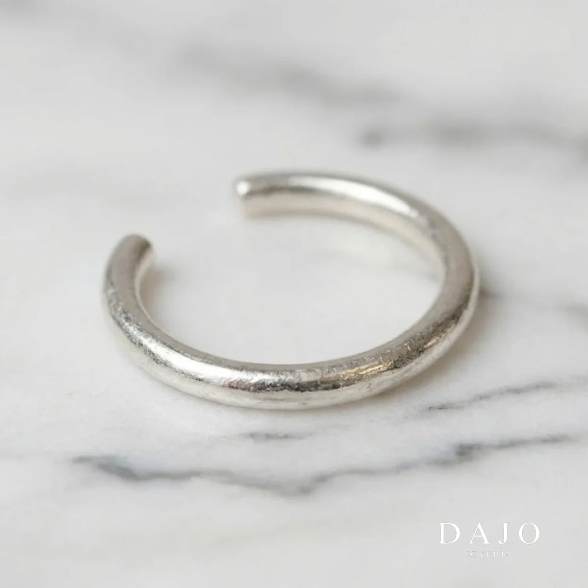 Earcuff Liso plata .925, pieza hecha a mano en México | DAJO