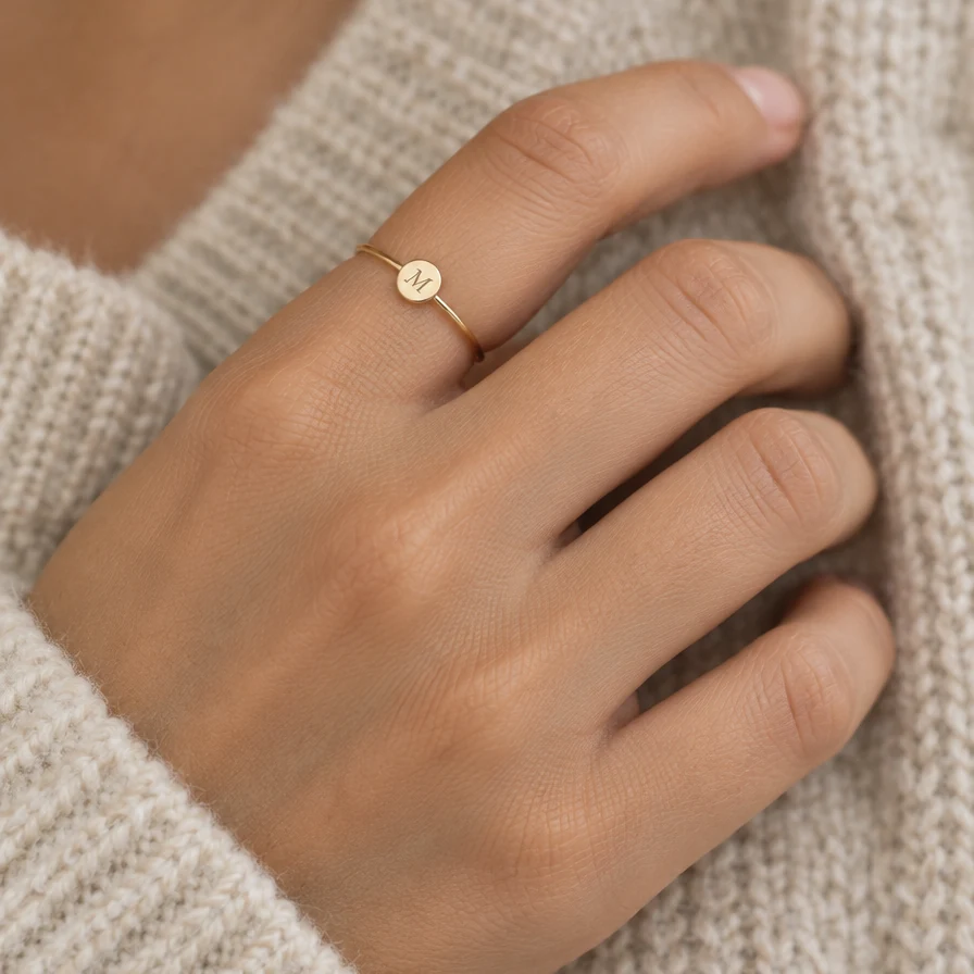 Anillo Redondo Pequeño con Inicial de oro sólido de DAJO puesto en el dedo índice [Oro10k Oro14k]