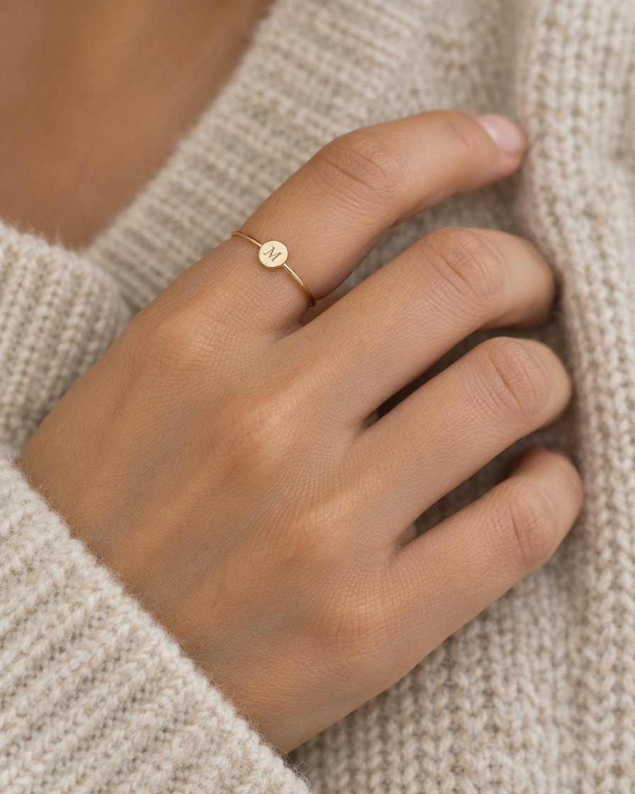 Anillo Redondo Pequeño con Inicial de oro sólido de DAJO puesto en el dedo índice [Oro10k Oro14k]