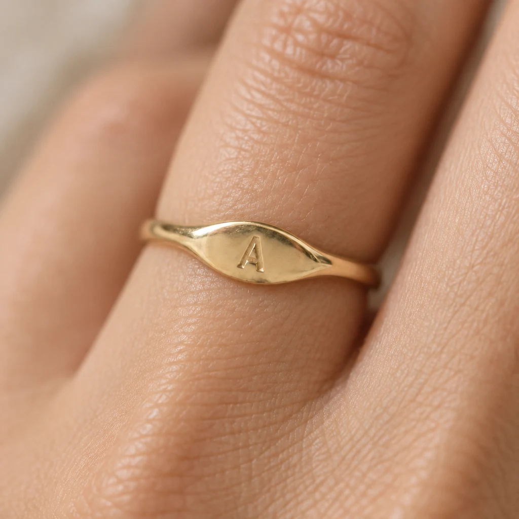 Detalle del Anillo Botánica de oro sólido de DAJO con la inicial grabada en la cara [Oro10k Oro14k punzón]