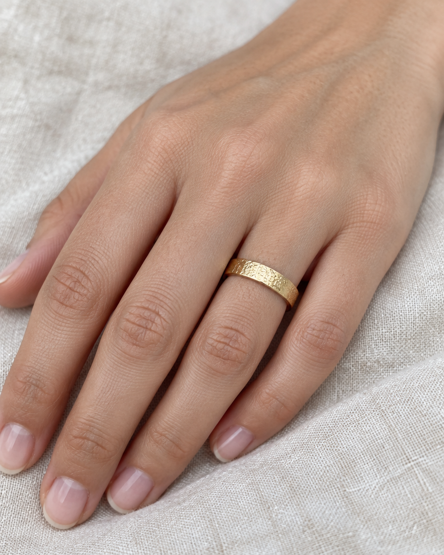 Anillo Huella Argolla de oro sólido puesto en la mano, a tamaño real - DAJO