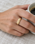 Anillo Huella Rectangular de oro sólido puesto en el dedo índice, a tamaño real - DAJO