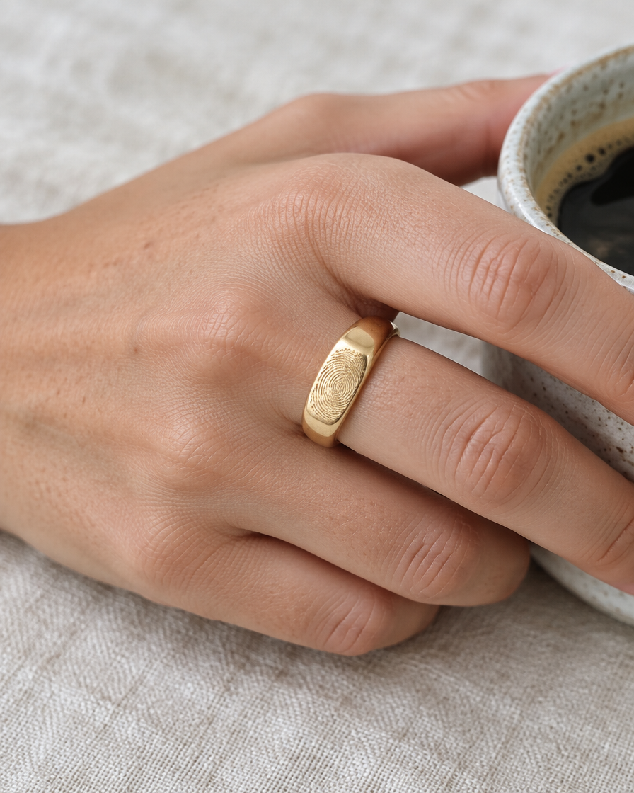 Anillo Huella Rectangular de oro sólido puesto en el dedo índice, a tamaño real - DAJO