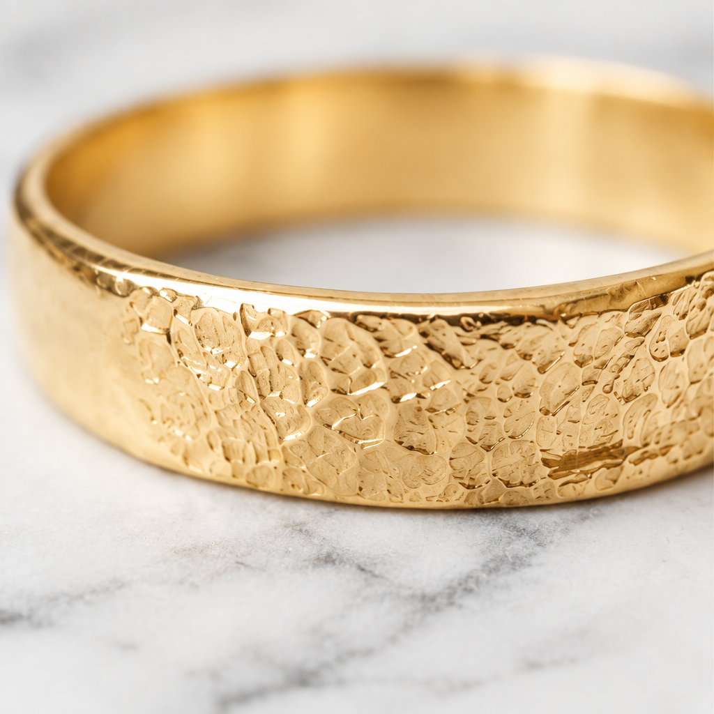 Detalle de la huella grabada en el Anillo Huella Argolla de oro sólido - DAJO