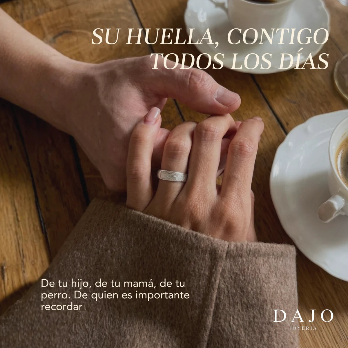 Pareja tomada de la mano con argolla de huella de plata: su huella, contigo todos los días [v2]