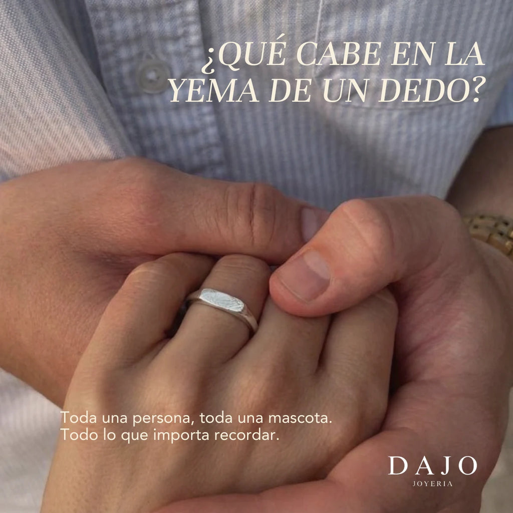 Pareja tomada de la mano con anillo rectangular de huella de plata: qué cabe en la yema de un dedo [v2]