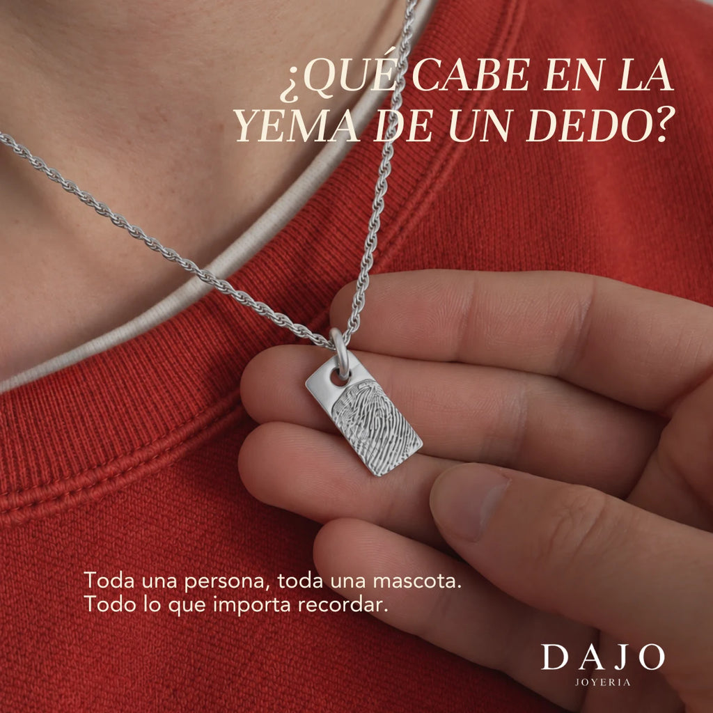 Dije Marco con huella de plata sostenido en la mano: qué cabe en la yema de un dedo [v2]
