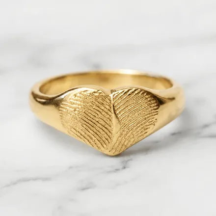 Anillo Corazón Huella en oro sólido con la huella grabada