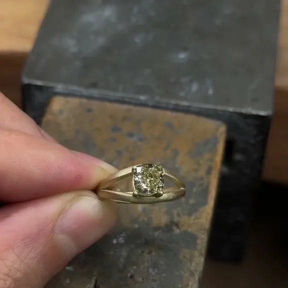 Anillo de oro en el banco del taller de DAJO