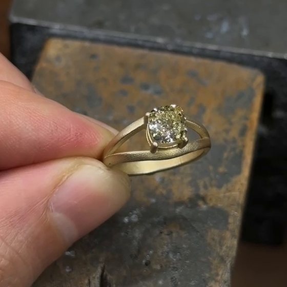 El anillo terminado con su diamante montado