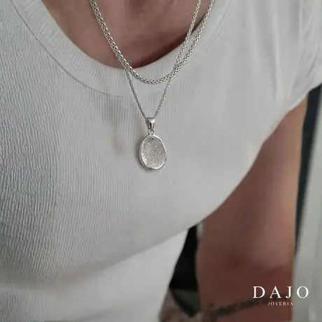 Dije con huella, en hombre