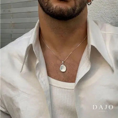 Dije con huella, en hombre