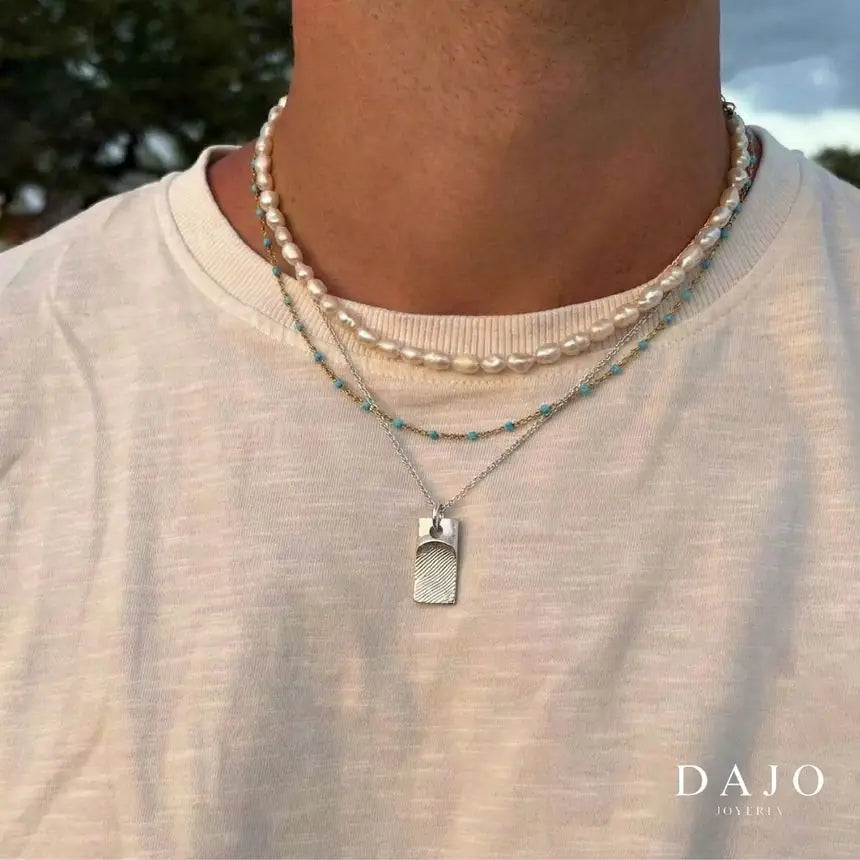 Dije de plata con huella grabada, puesto