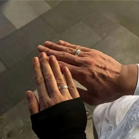 Pareja con sus argollas
