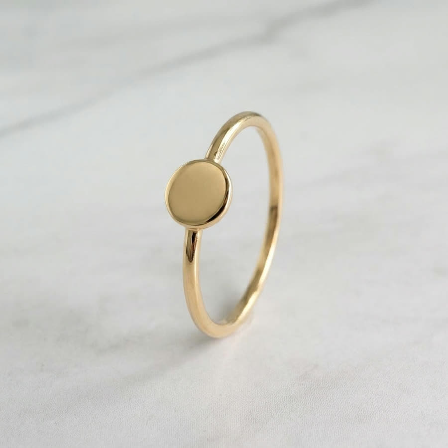 Anillo redondo pequeño con inicial en oro sólido 10k