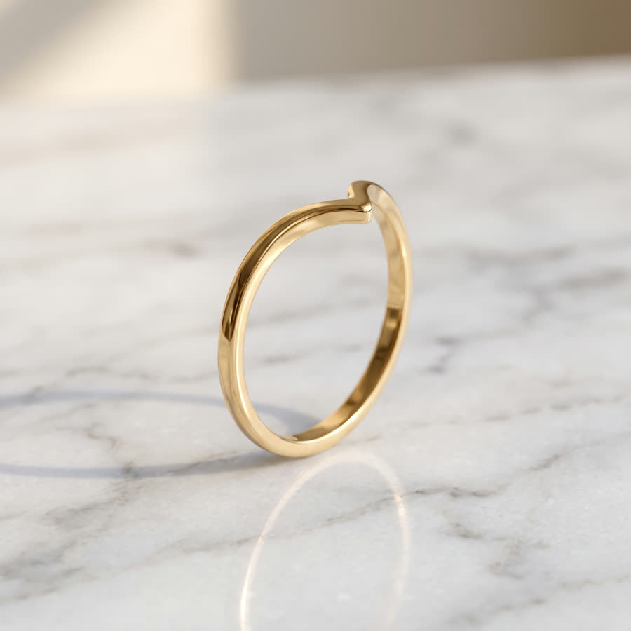 Anillo V en oro sólido 10k