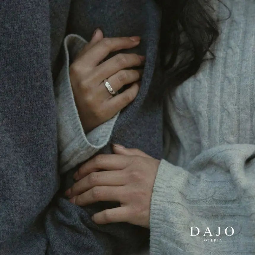 Pareja abrazada, con sus anillos con huella