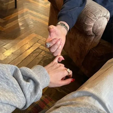 Pareja con sus anillos con huella