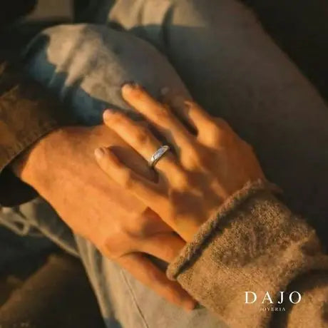 Anillo con huella, de cerca